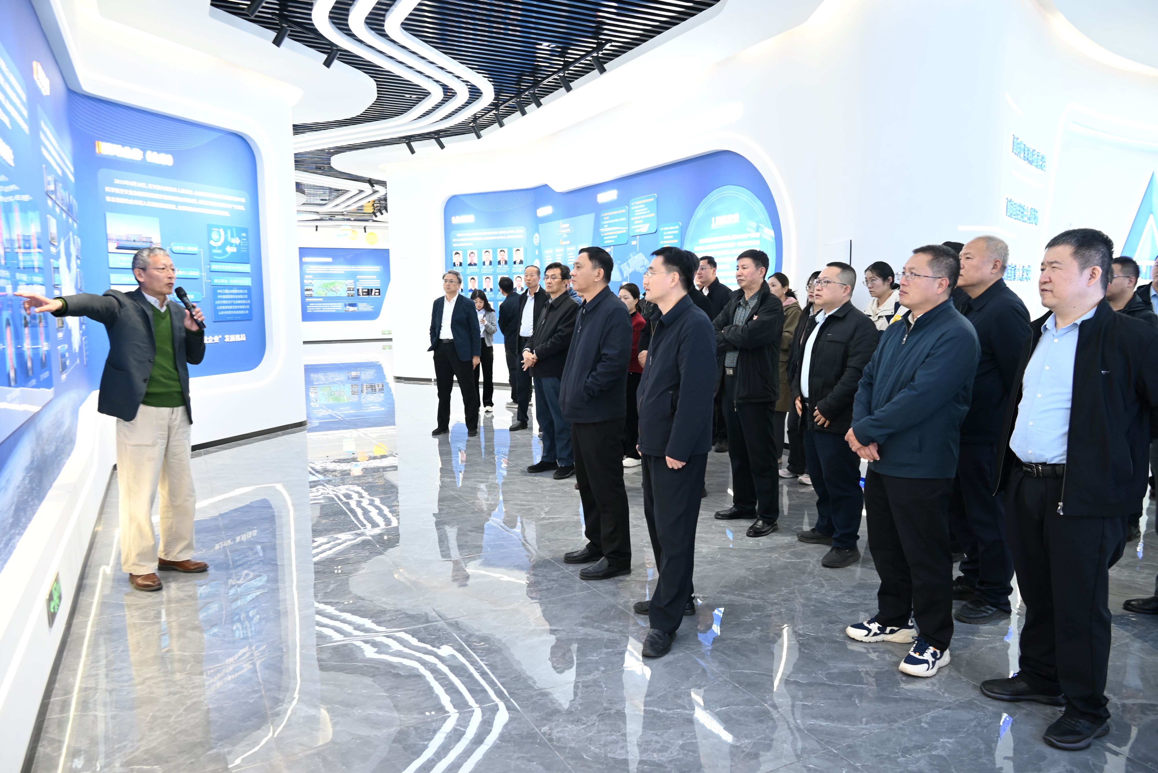 济南市委办公厅一行至齐鲁空天信息研究院开展参观调研活动